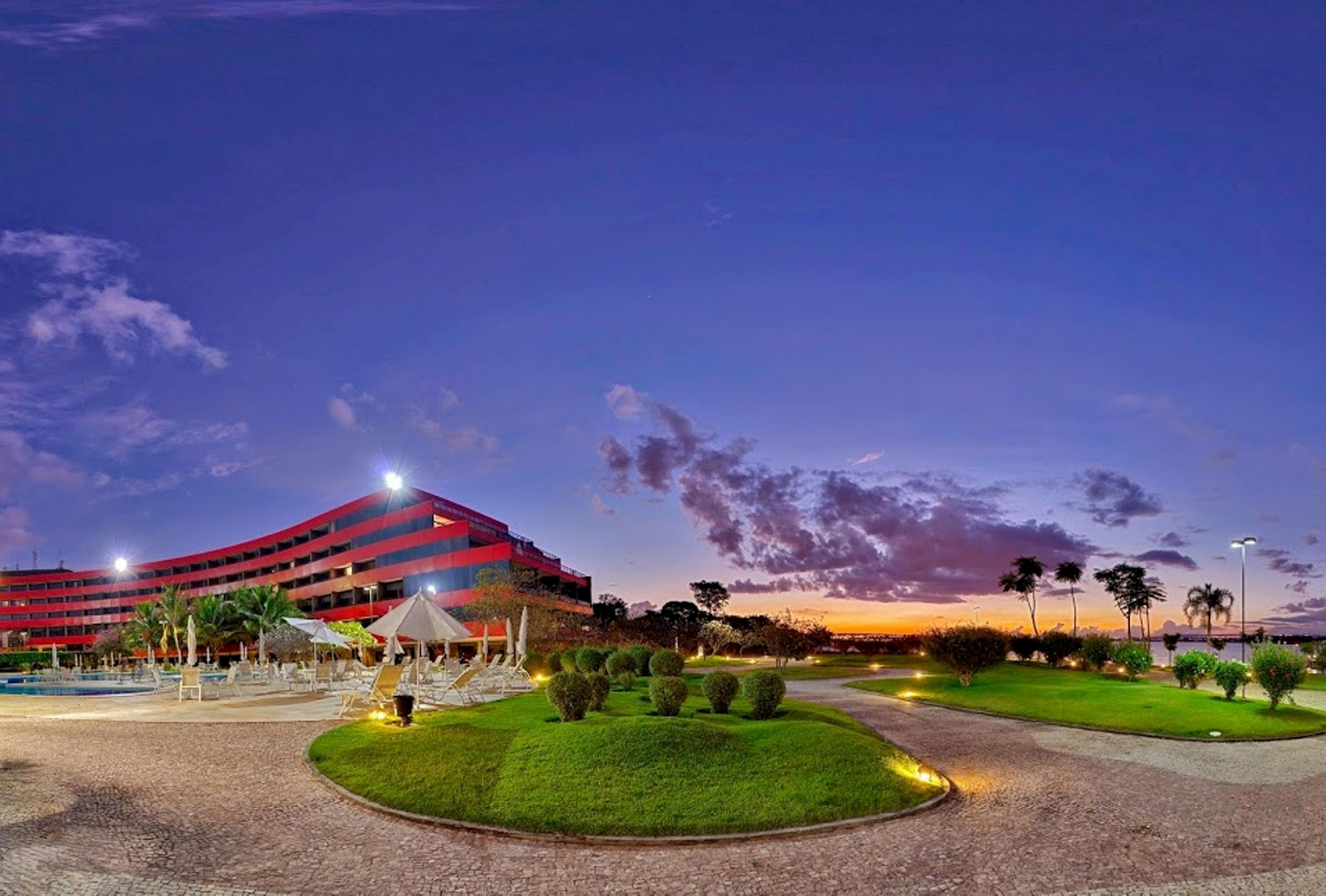 Royal Tulip Brasilia Alvorada Hotel Exterior photo The hotel at night