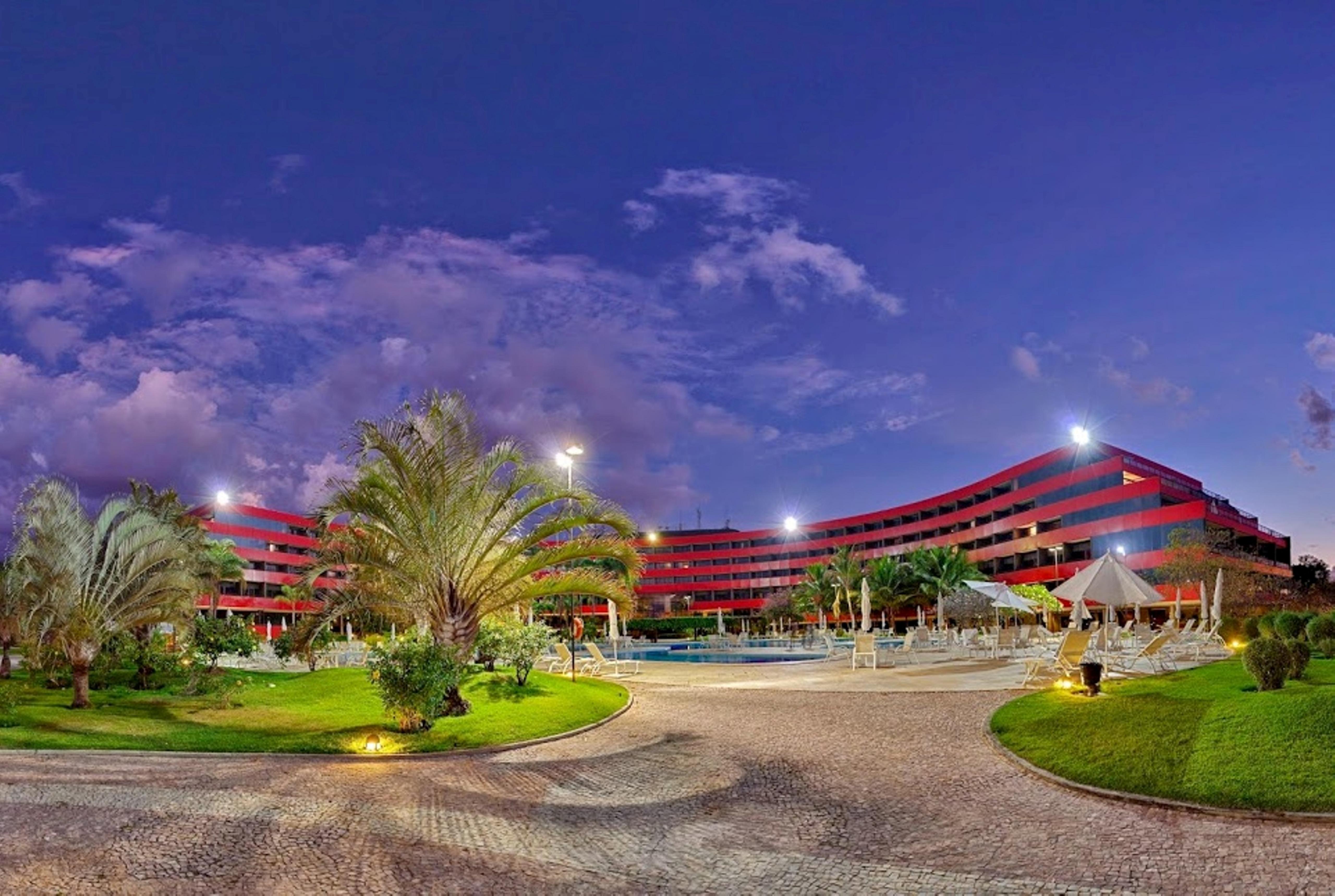 Royal Tulip Brasilia Alvorada Hotel Exterior photo The hotel at night