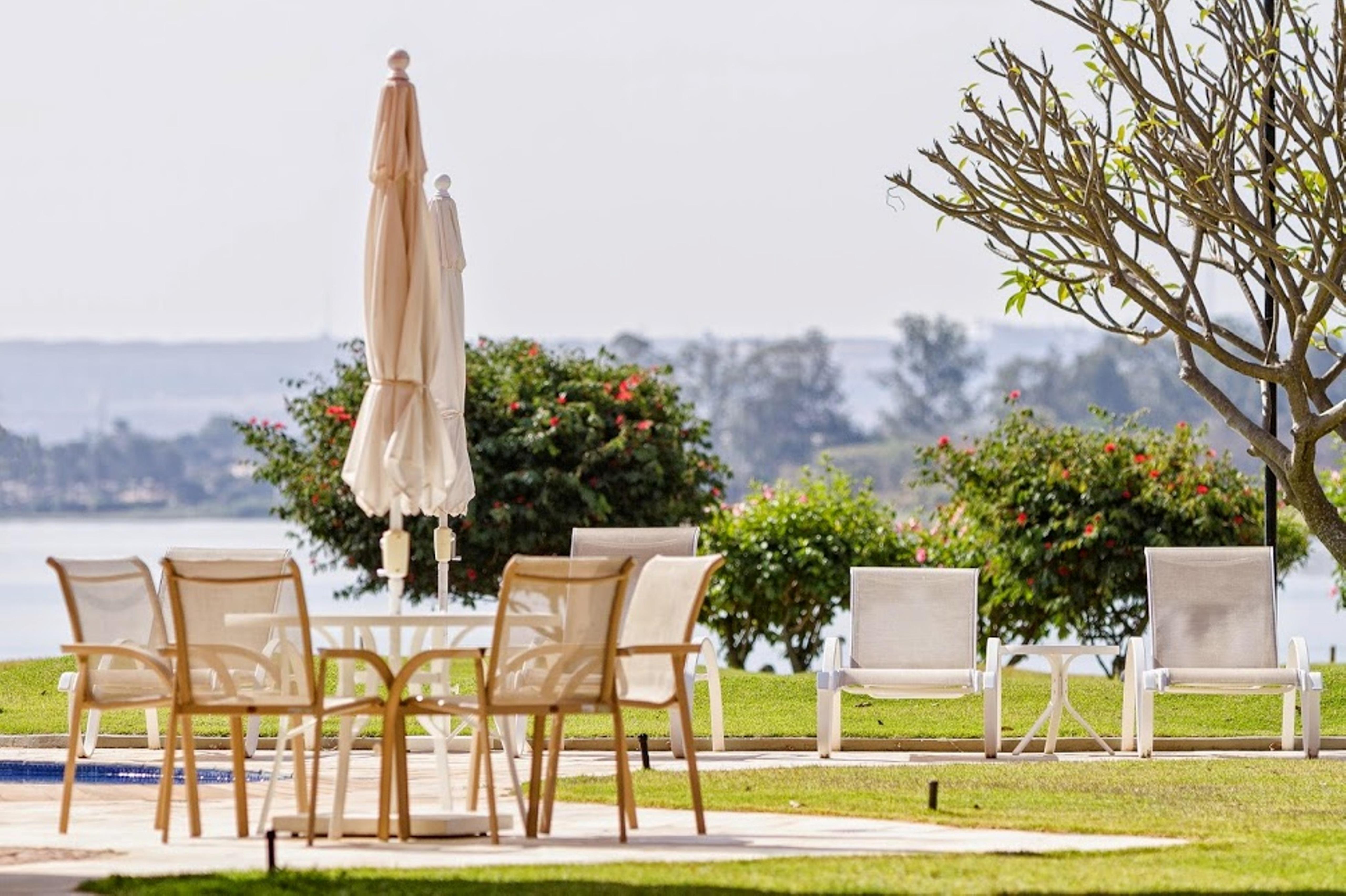 Royal Tulip Brasilia Alvorada Hotel Exterior photo The resort's pool area